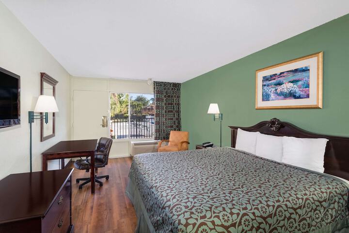 1 King Bed (2 of 7)