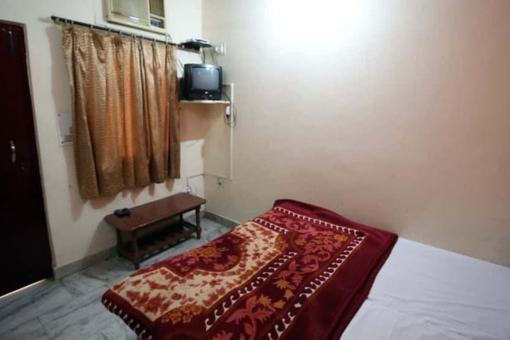 Room 4 of 7
