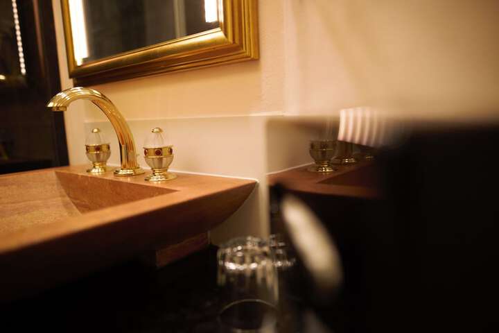 Room 32 of 49