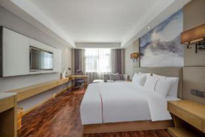 Room 8 of 9