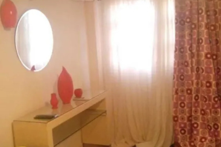 Room 4 of 8