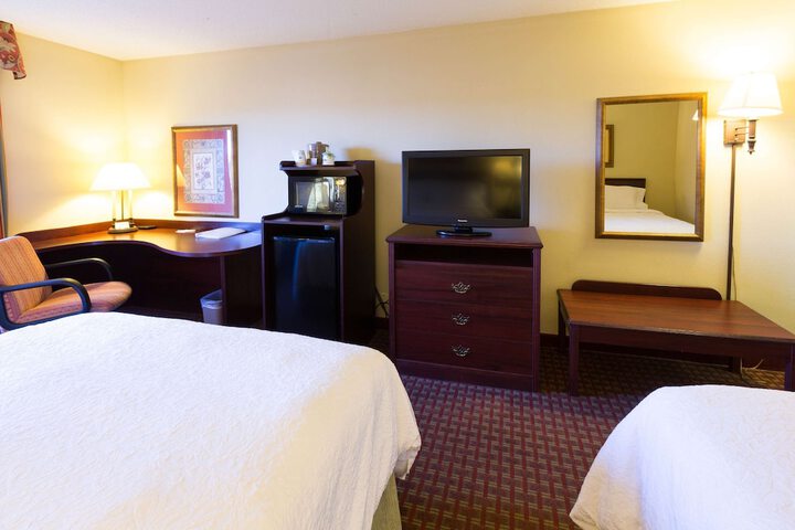 2 Queen Beds (6 of 8)