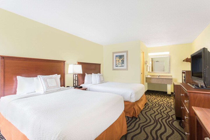 2 Double Beds (1 of 6)
