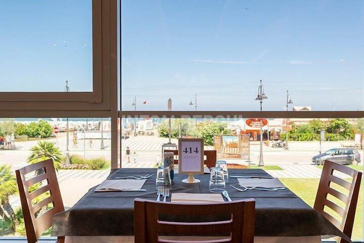 Dining 8 of 17
