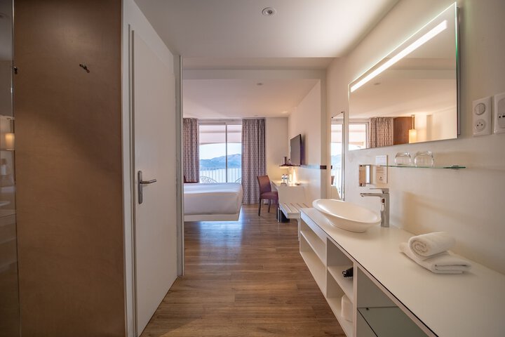 Room 2 of 32