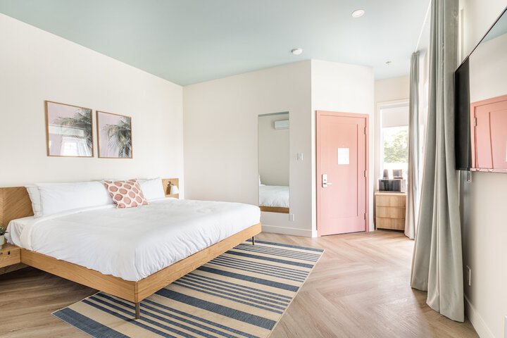 Panoramic Room 1 King Bed Lake View (17 of 20)