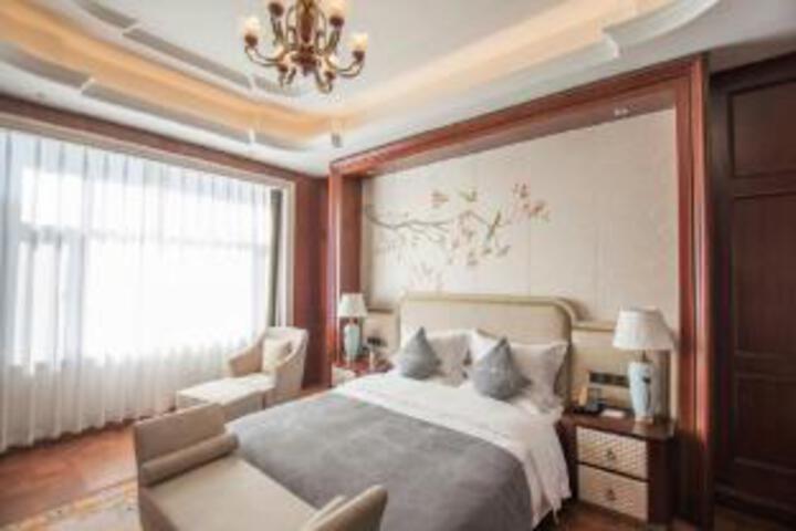Room 6 of 8