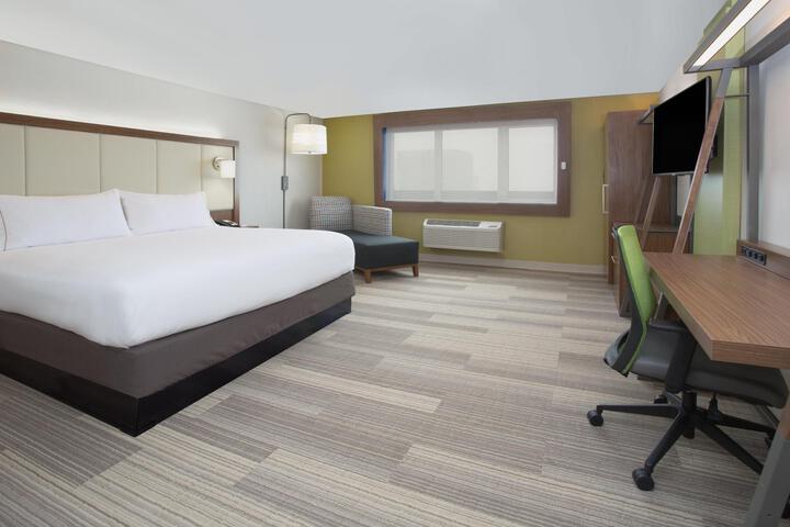 1 King Bed (5 of 9)
