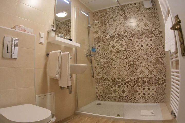Room 12 of 18