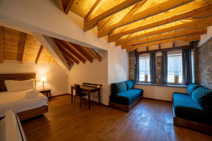 Room 4 of 43
