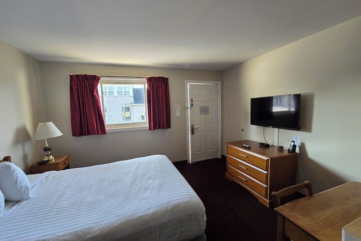 1 Queen Bed Exterior Accessible (2 of 39)