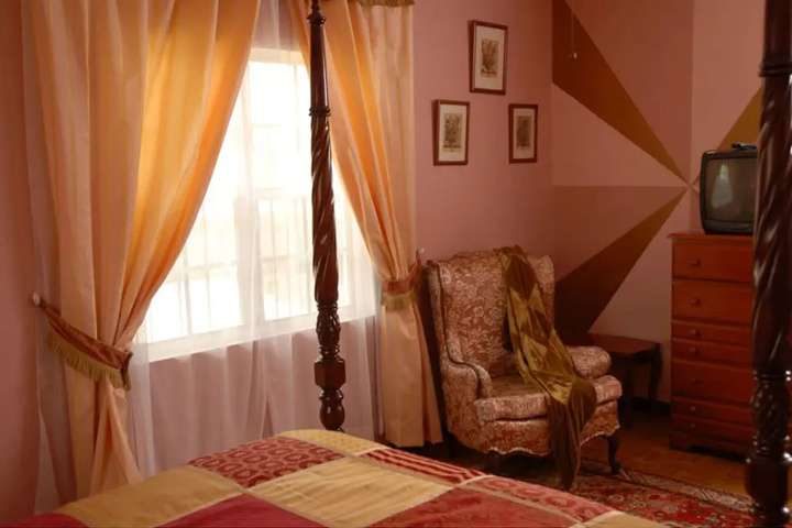 Room 6 of 14