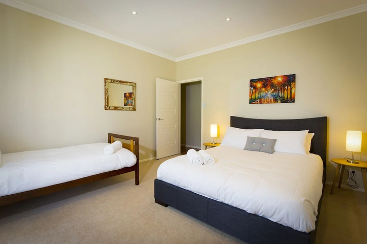 Room 5 of 17