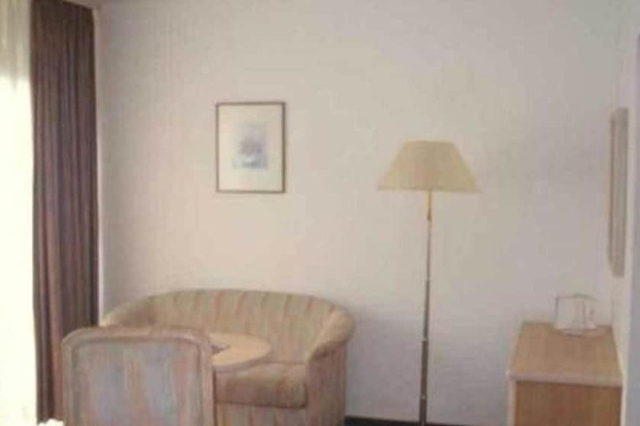 Room 11 of 38