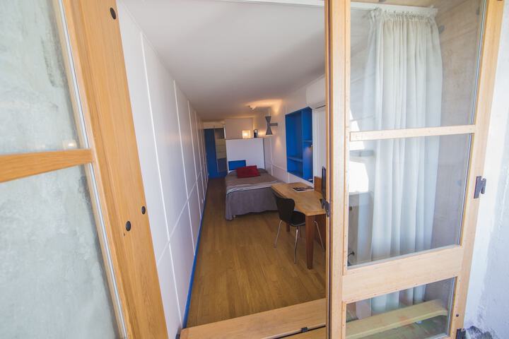 Room 8 of 98