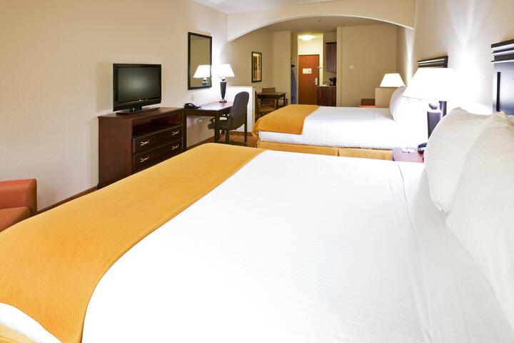 2 Queen Beds (1 of 4)