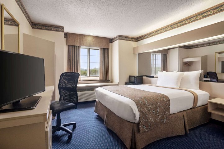 1 Queen Bed Accessible Room (16 of 19)