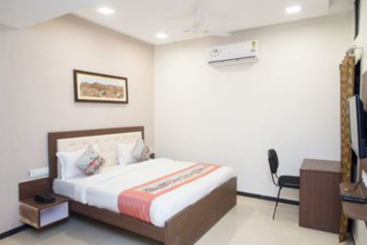 OYO 11523 Crown Club