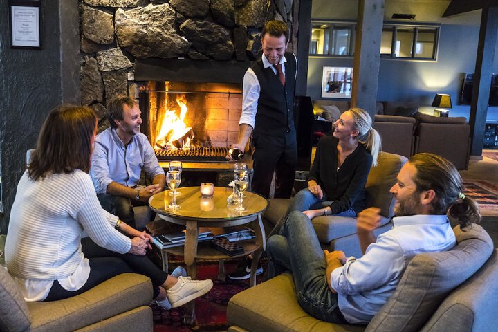 Lobby lounge