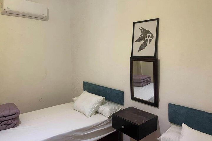 Room 6 of 9