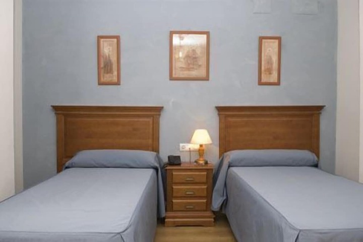 Room 9 of 33