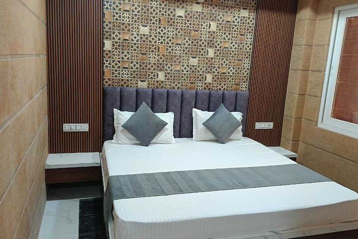 Room 4 of 32