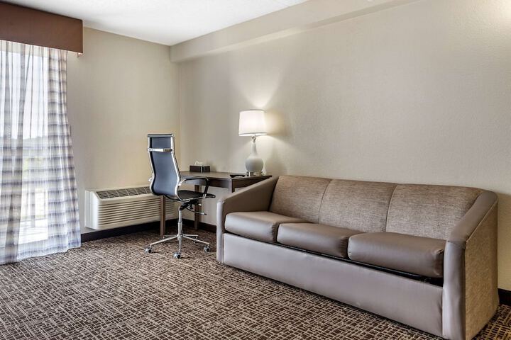 1 King Bed (3 of 9)