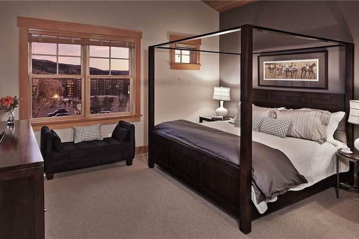Room 2 of 10