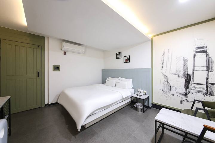Room 11 of 27