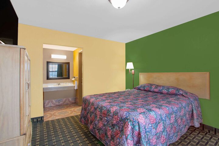 1 Queen Bed (2 of 3)