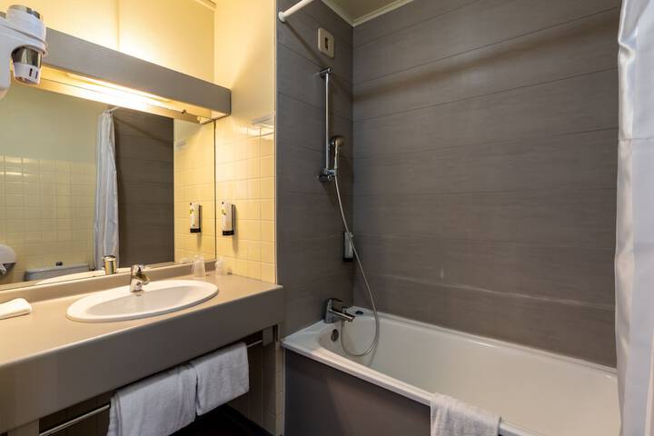 Room 33 of 52