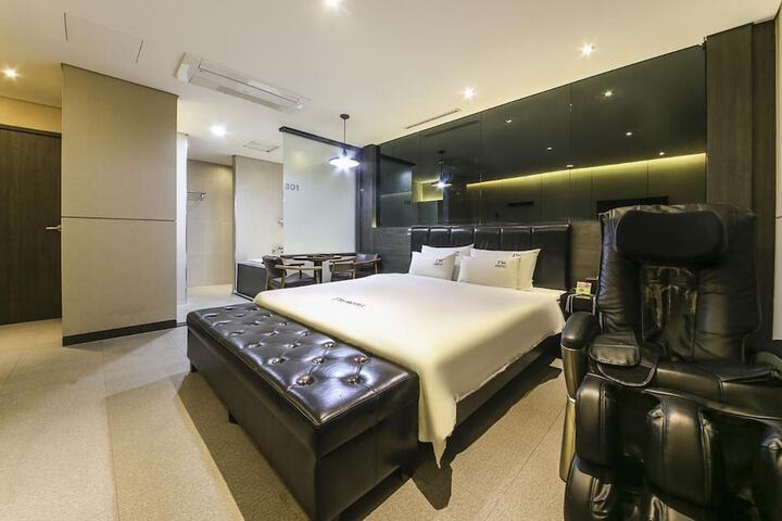 Room 21 of 48