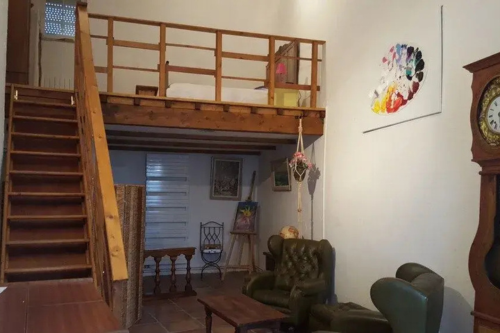 Room 8 of 12