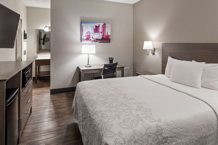 1 Queen Bed (1 of 14)