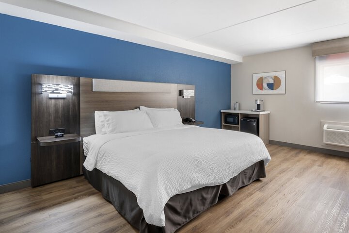Standard King Bed Accessible (6 of 12)
