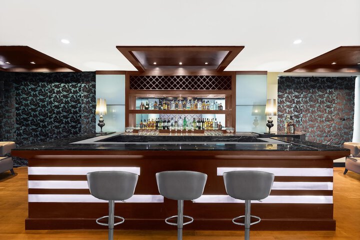 Lounge 37 of 46