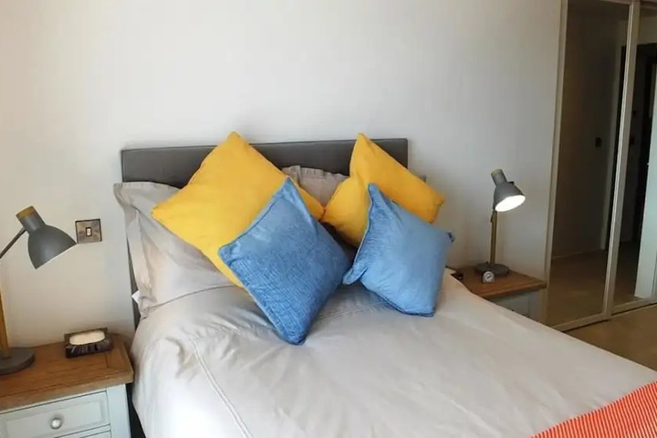 Room 4 of 16