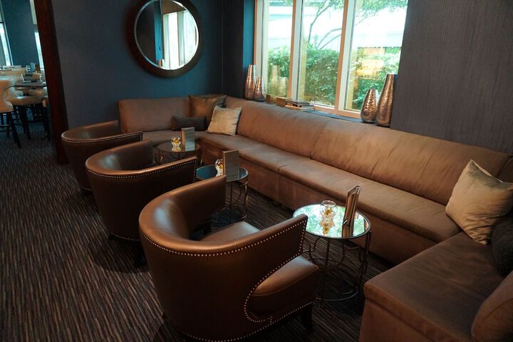 Lounge 53 of 72