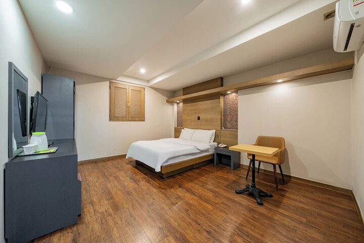 Room 12 of 50