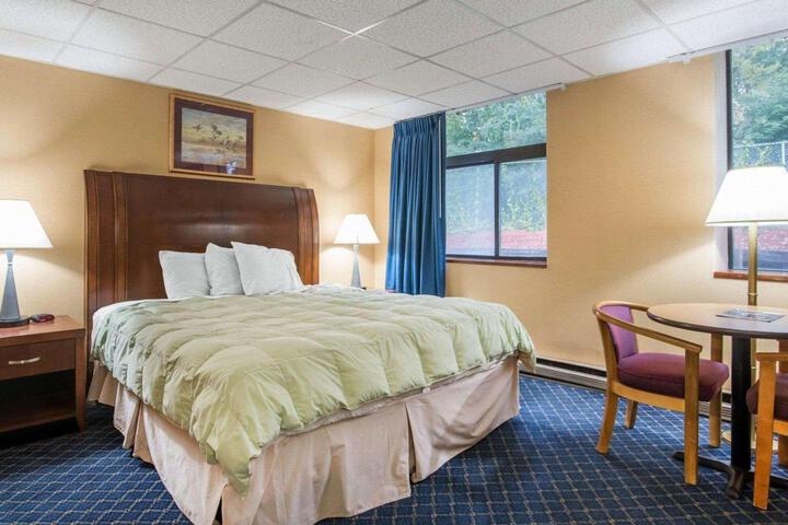 1 King Bed (5 of 6)