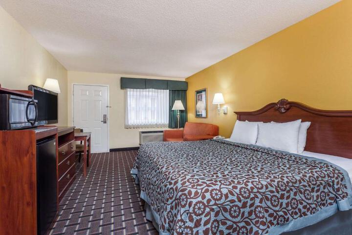 2 Queen Beds (2 of 5)