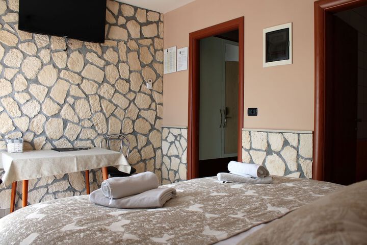 Room 4 of 74