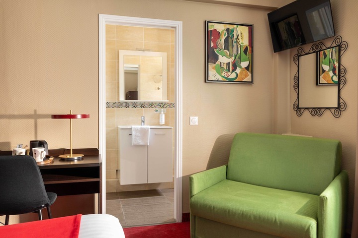 Room 32 of 60