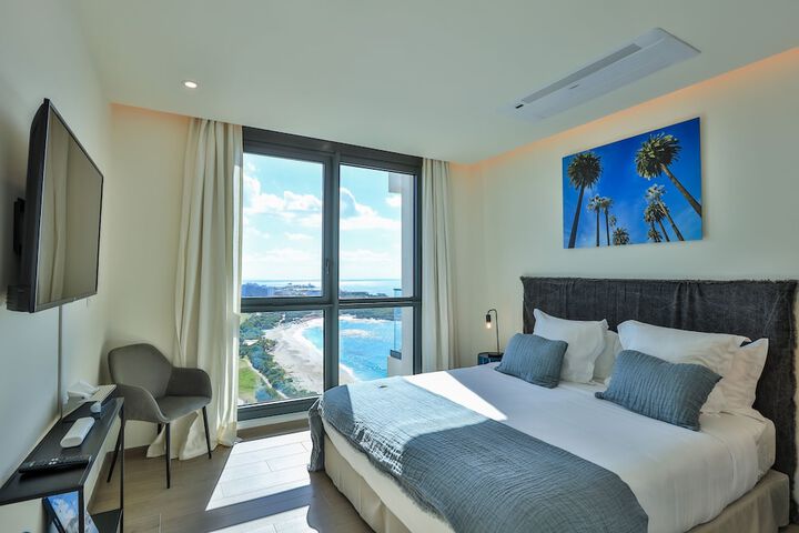 Room 35 of 1000