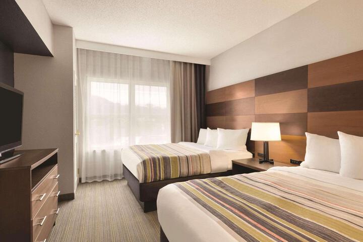 2 Queen Beds (2 of 9)