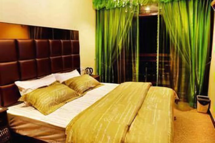 Room 3 of 8
