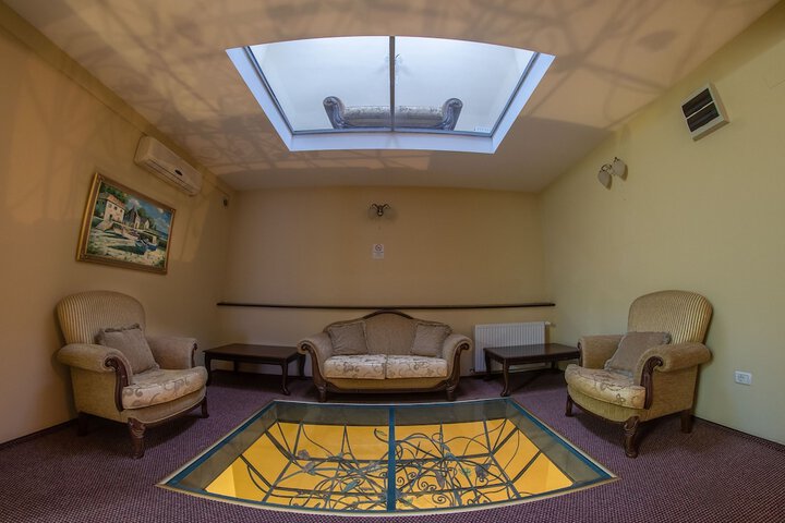 Lounge 32 of 50