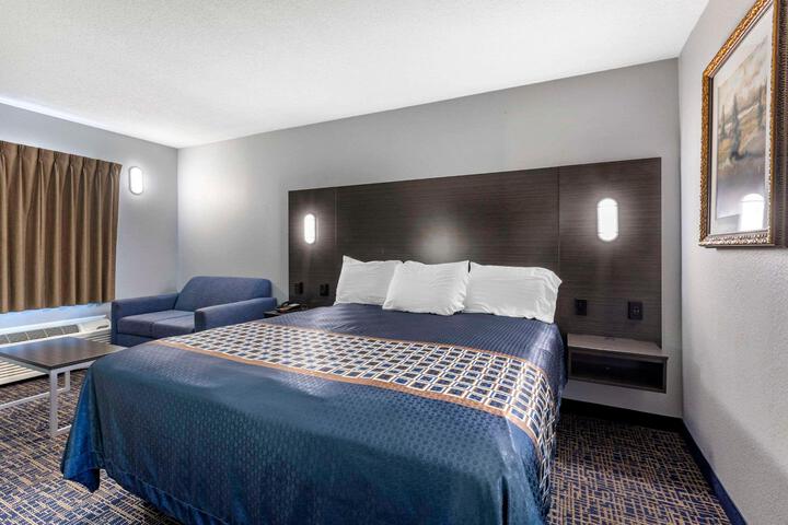 1 King Bed (3 of 7)