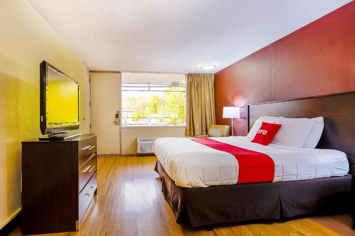 1 King Bed (2 of 2)