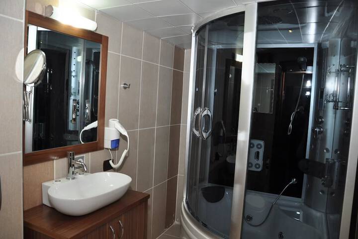 Room 16 of 33